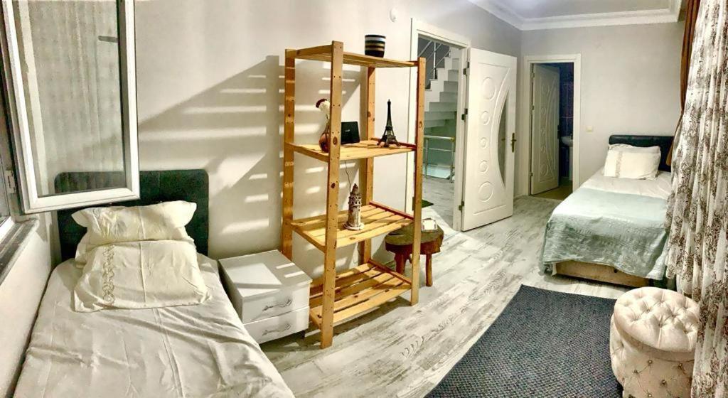Ahmet Teacher Hotel,6 Minutes From The Airport Cabană *